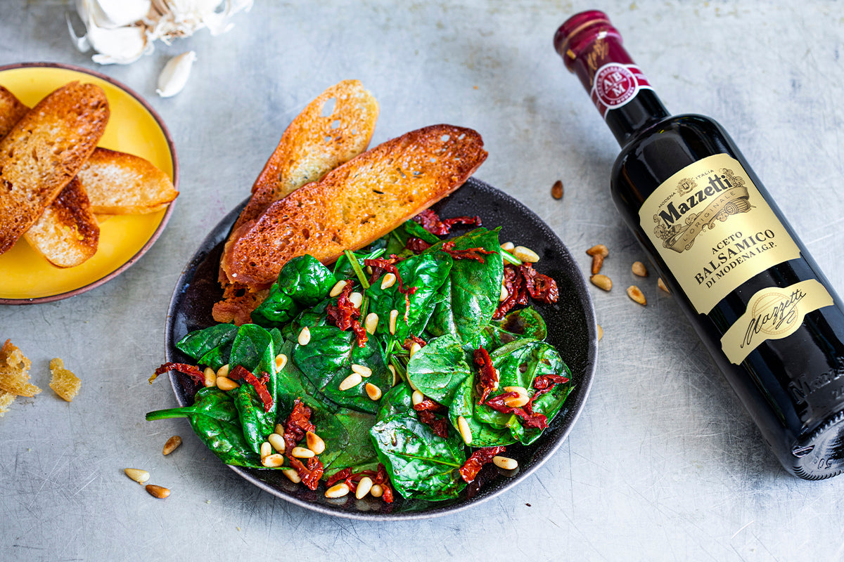 Spinatsalat mit Vinaigrette und Ciabatta-Chips