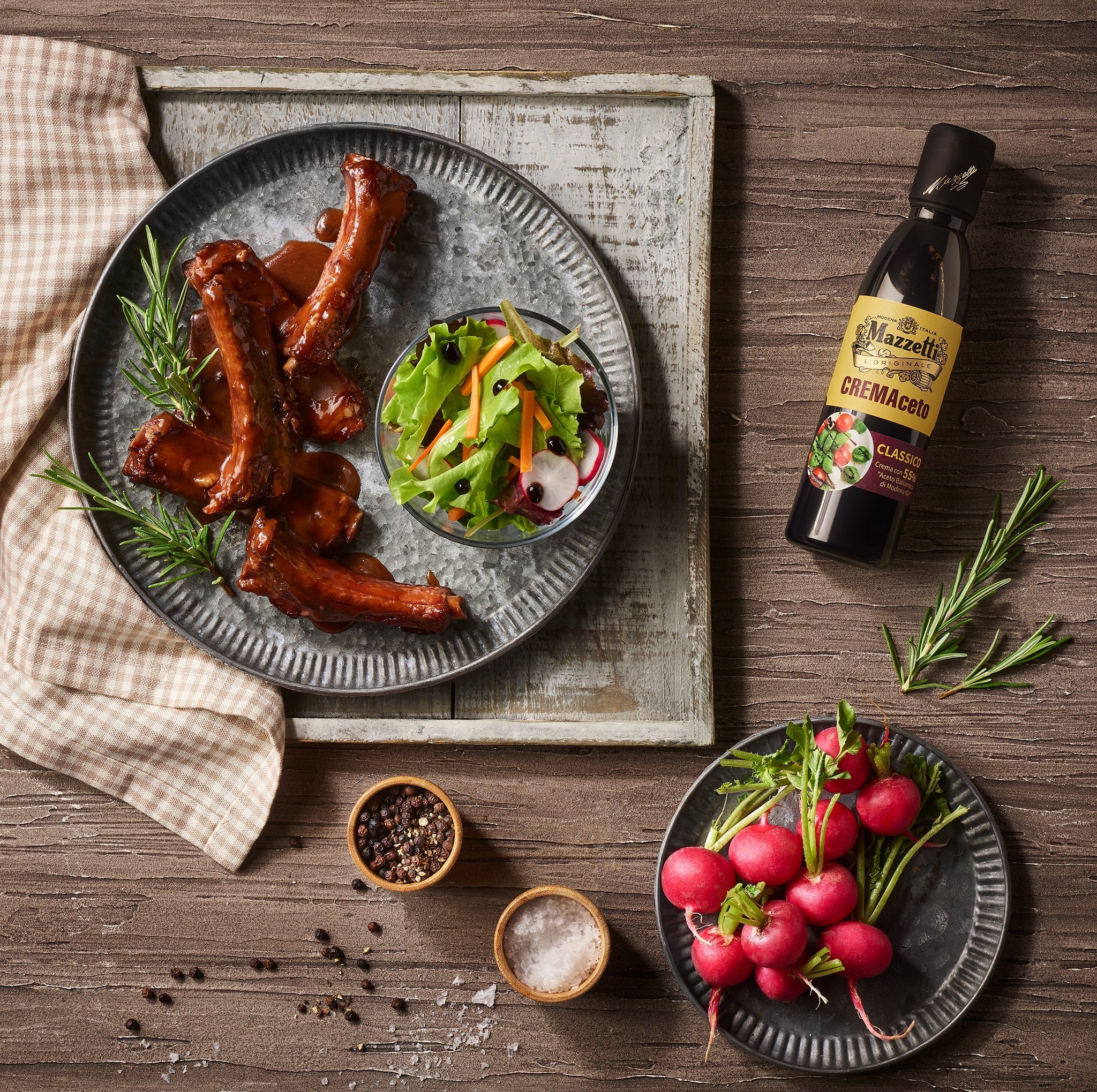 Glasierte Schweinerippchen mit Creme mit Balsamico Essig aus Modena