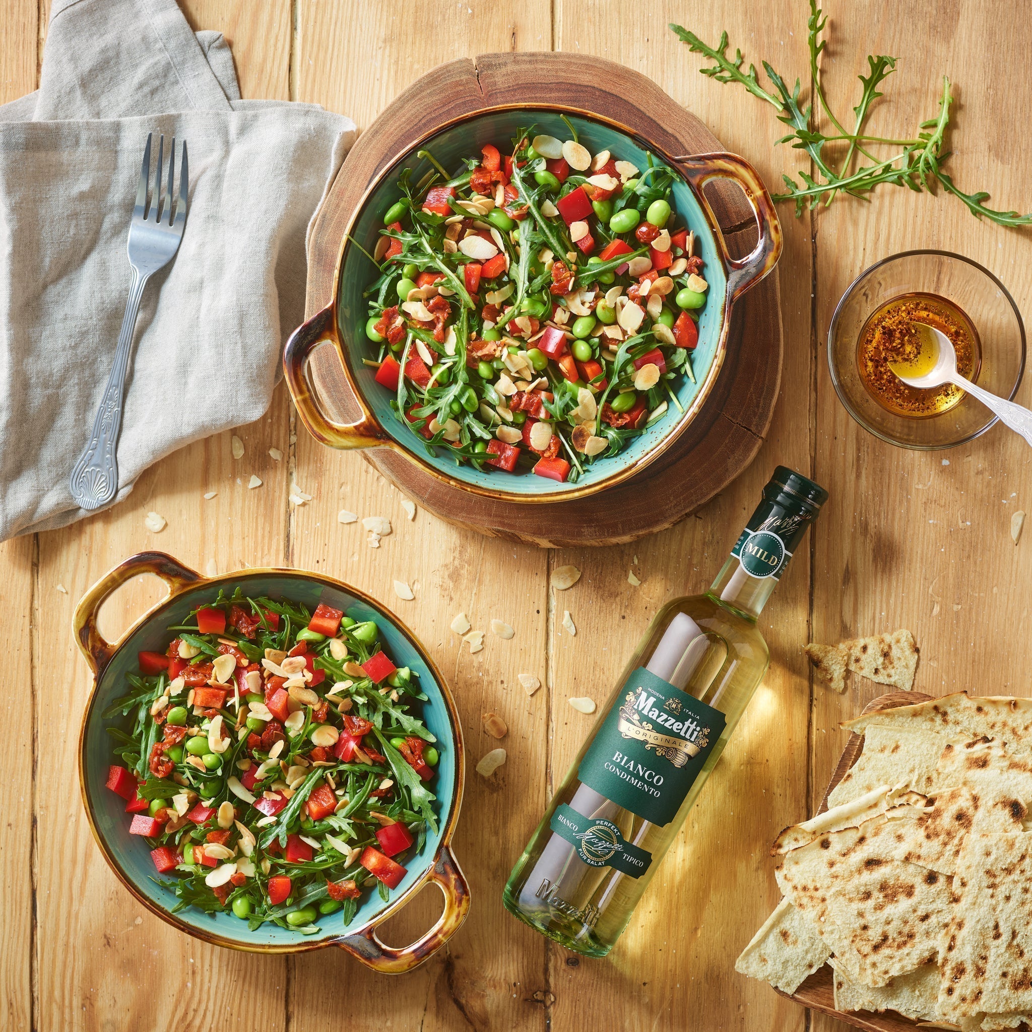 Edamame-Salat, Rucola, halbgetrocknete Kirschtomaten, geröstete Mandeln und Bianco