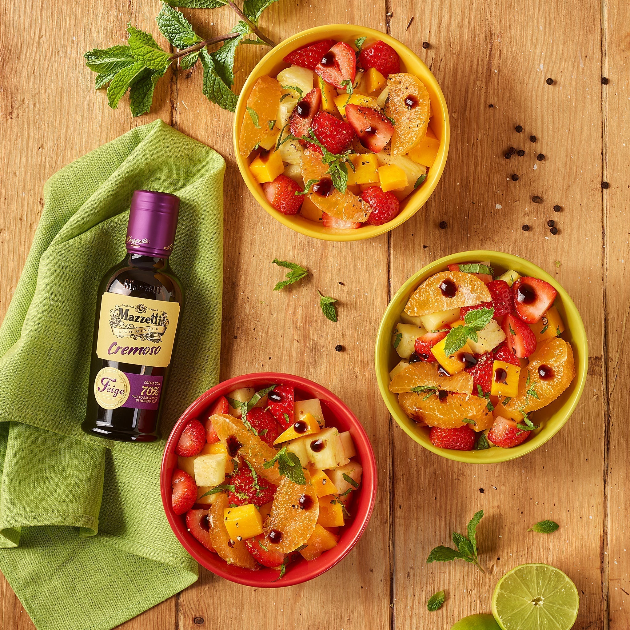 Bunter Obstsalat und Creme mit Balsamico Essig aus Modena