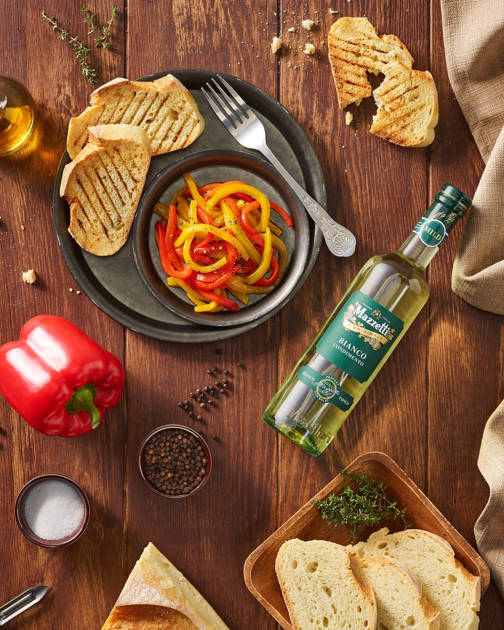 Vorspeise aus süß-sauren farbigen Paprika und knusprigem Brot