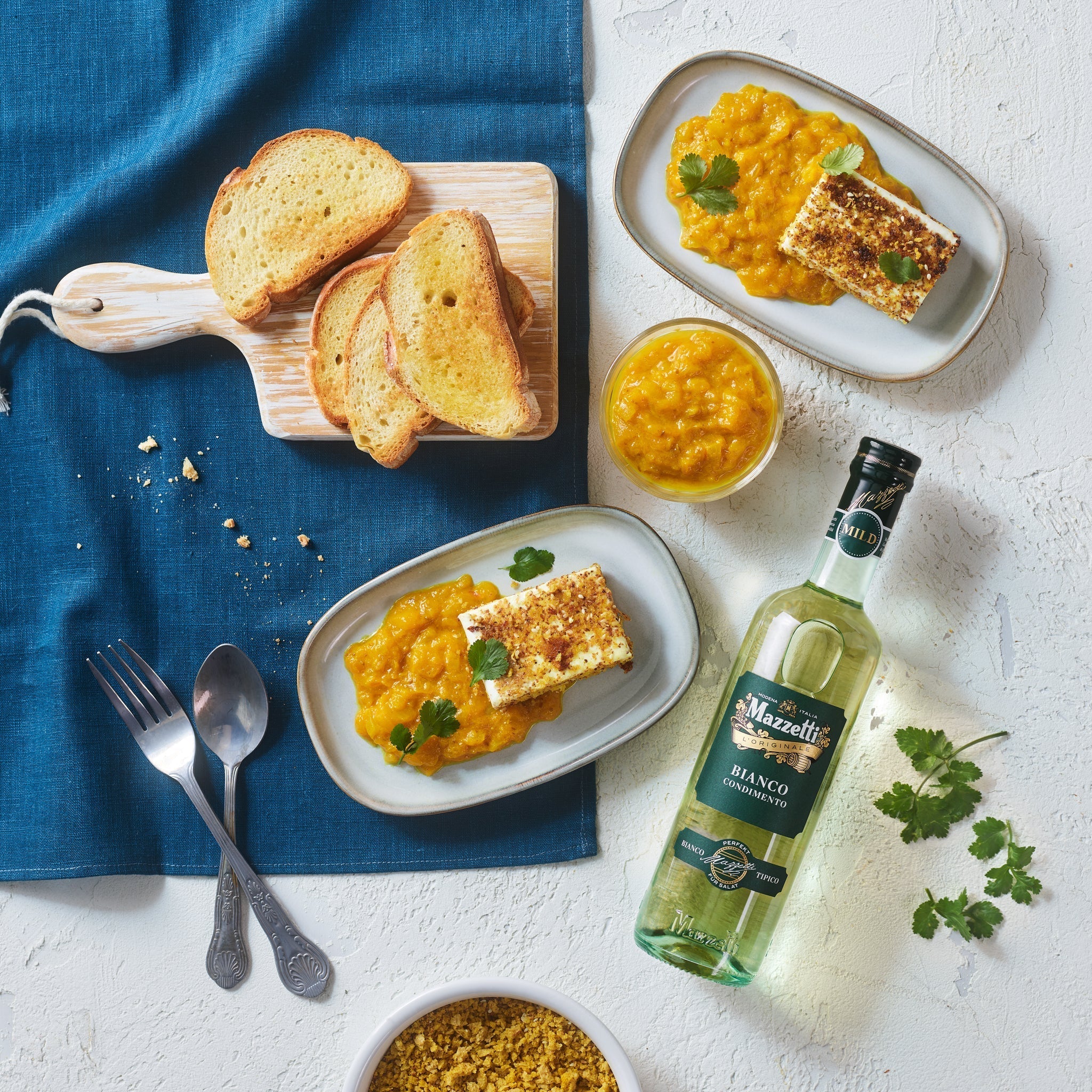 Gebratener Feta mit Semmelbröseln und Condimento Bianco-Mangosauce