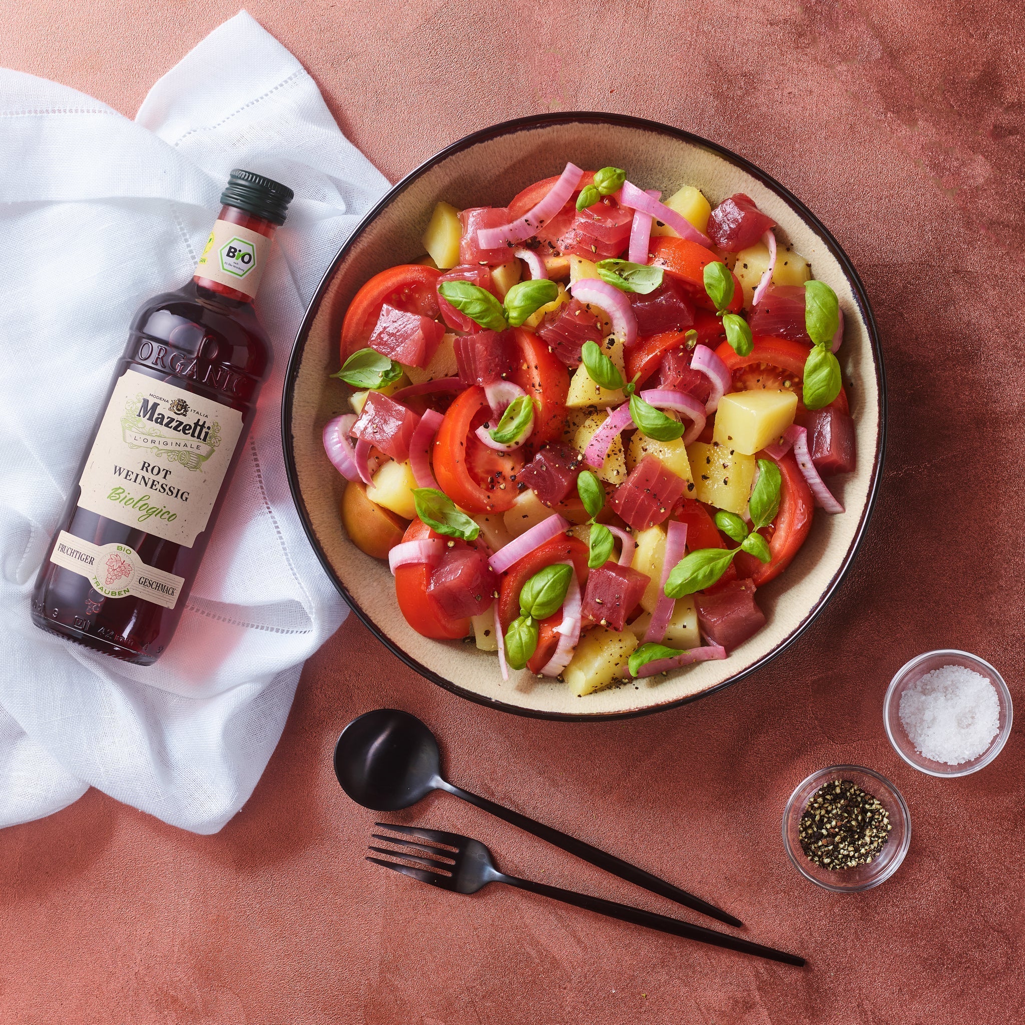 Katalanischer Kartoffelsalat mit Tomaten, roten Zwiebeln und frischem Thunfisch