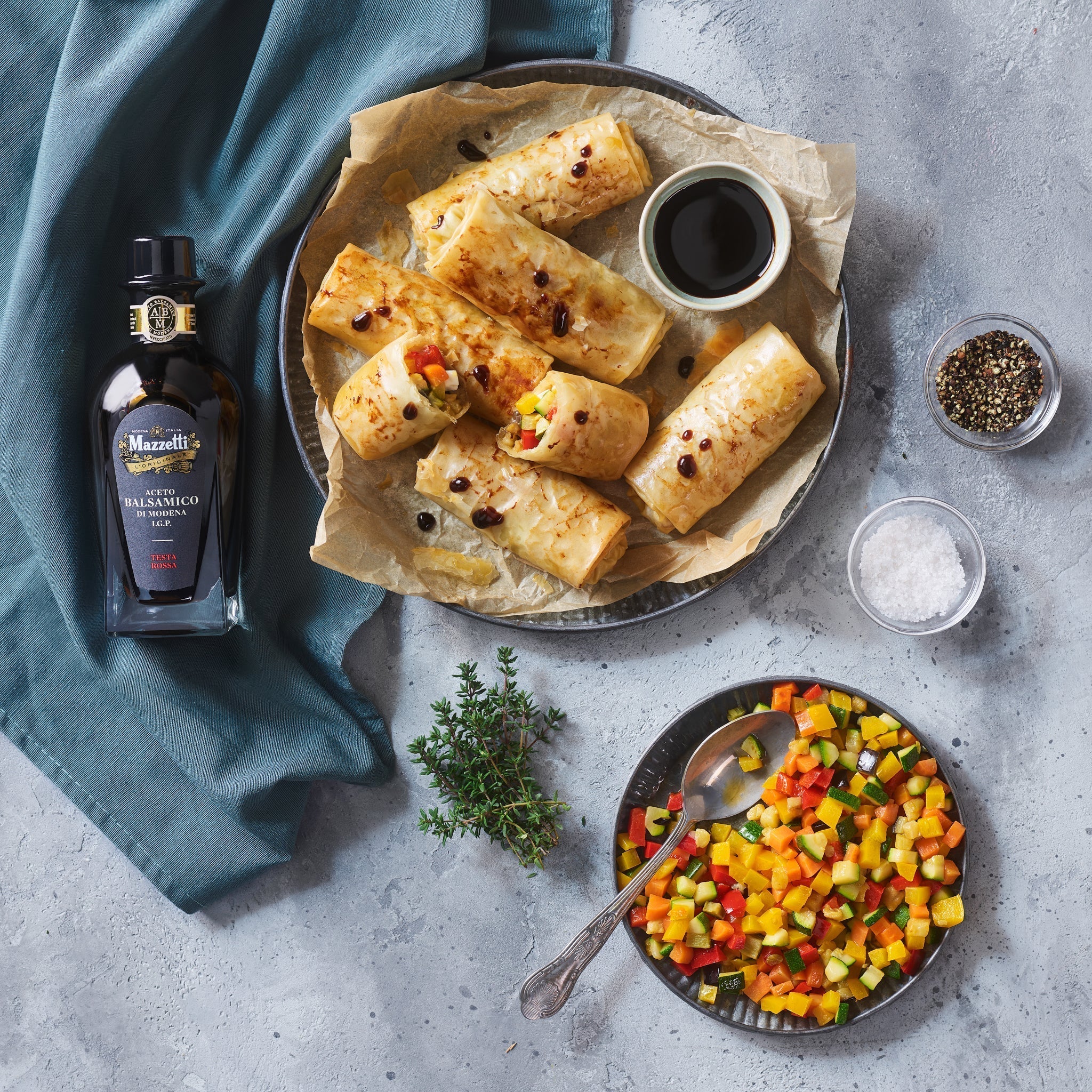 Fillo-Teigröllchen mit gewürfeltem buntem Gemüse und Primosale, mit Balsamico Essig