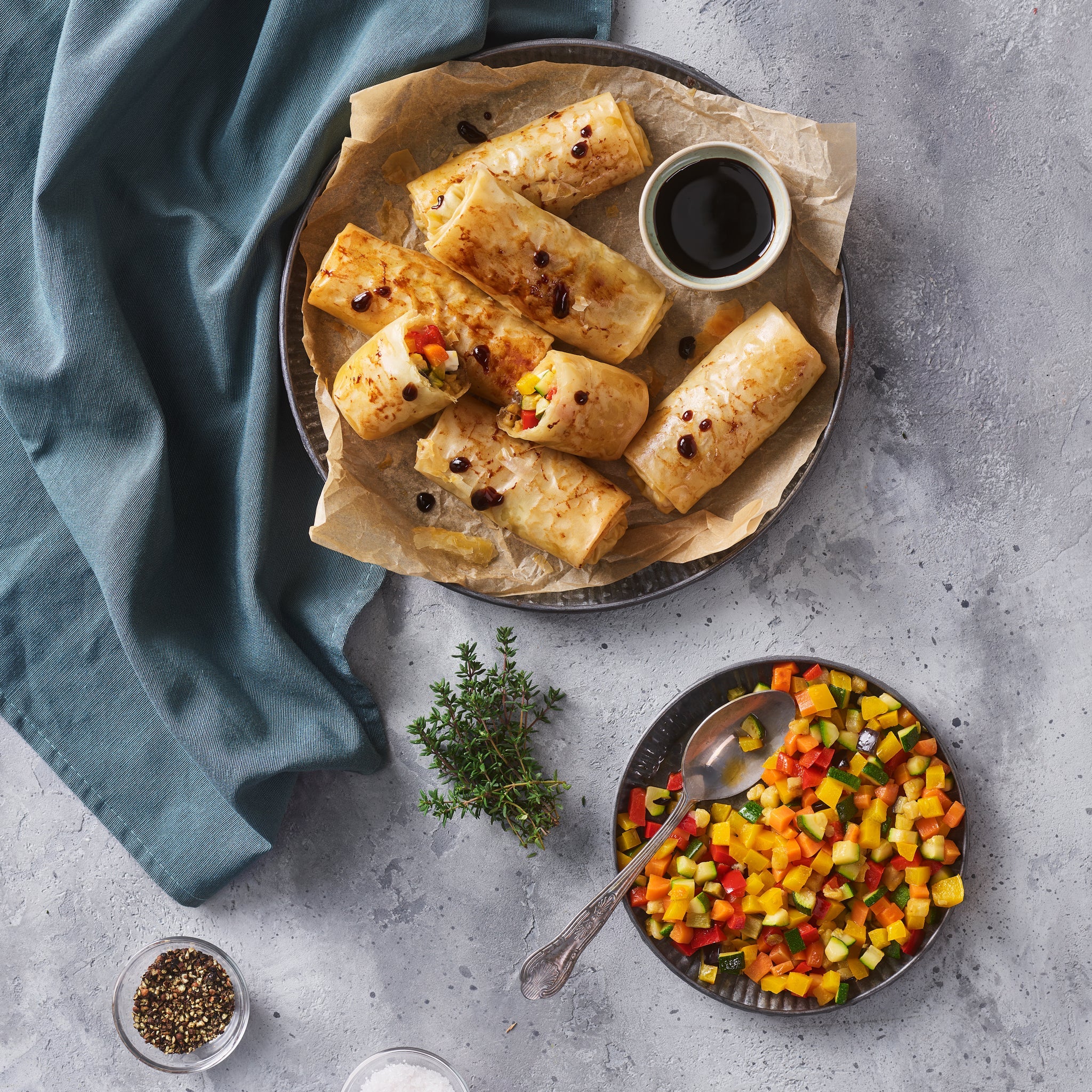 Fillo-Teigröllchen mit gewürfeltem buntem Gemüse und Primosale, mit Balsamico Essig