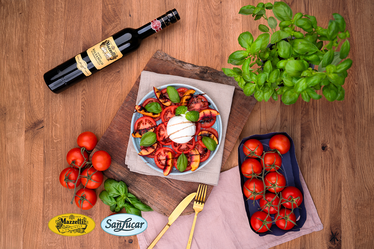 Burrata auf Caprese-Tomaten mit gegrillten Pfirsich-Spalten